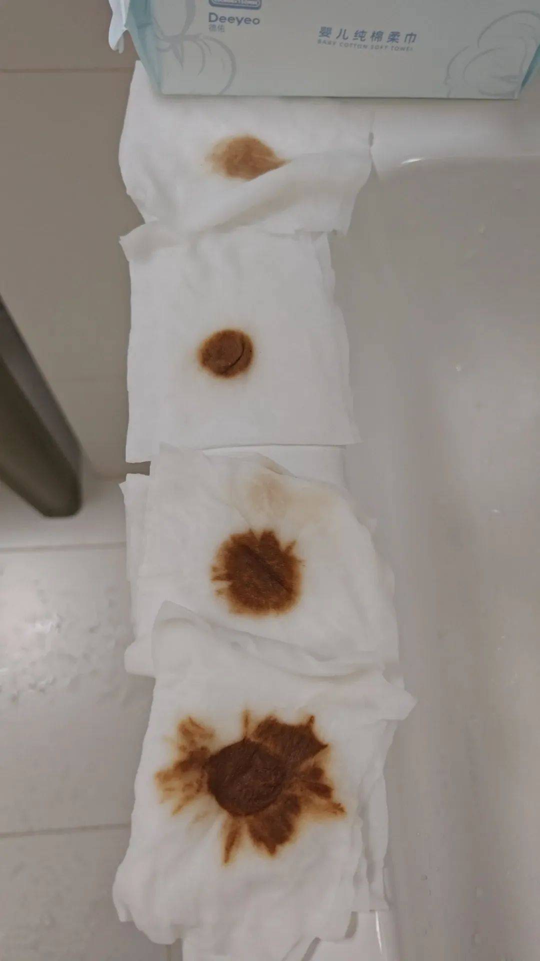 吃喝都用桶裝水！無法洗澡洗衣服！杭州自來水異常小區(qū)水箱仍有沉淀物:桶裝水